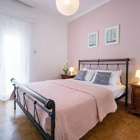 Comfy Central Beach Flat *